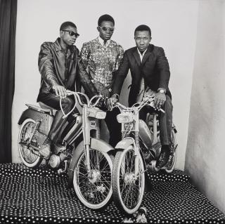Malick Sidibe - Les trois amis, avec moto, studio, 1975