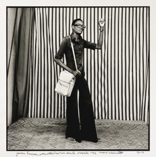 Malick Sidibé - Malianjeune Homme Avec Pattes D’Éléphant, Sacoche Et Montre, 1977