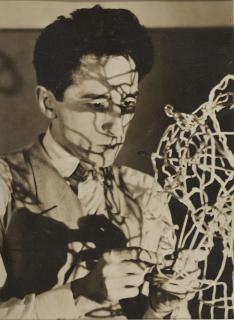 Man Ray - Jean Cocteau et son autoportrait en fil de fer, c. 1925
