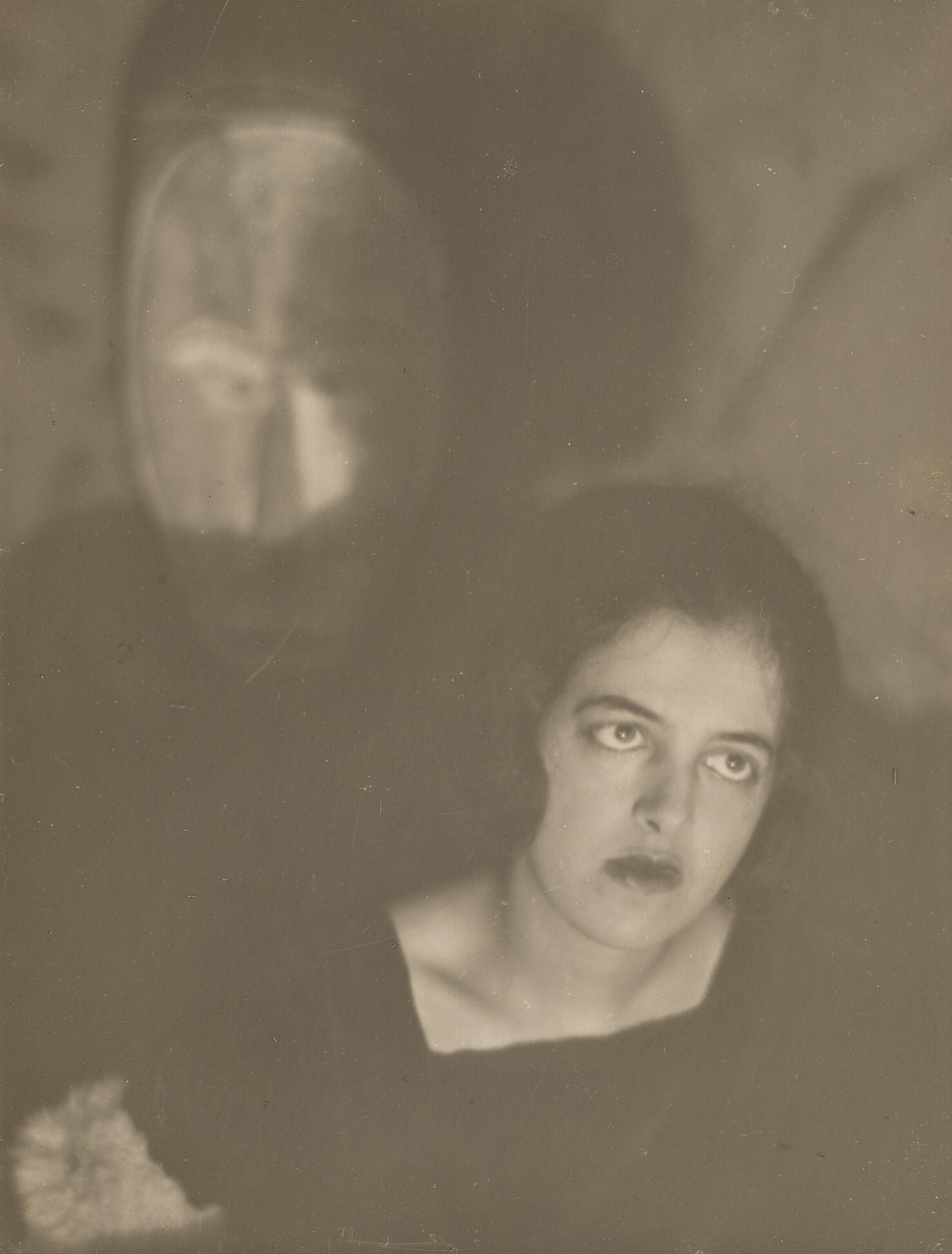 Man Ray - Simone Kahn dans l\'atelier d\'André Breton, 1921