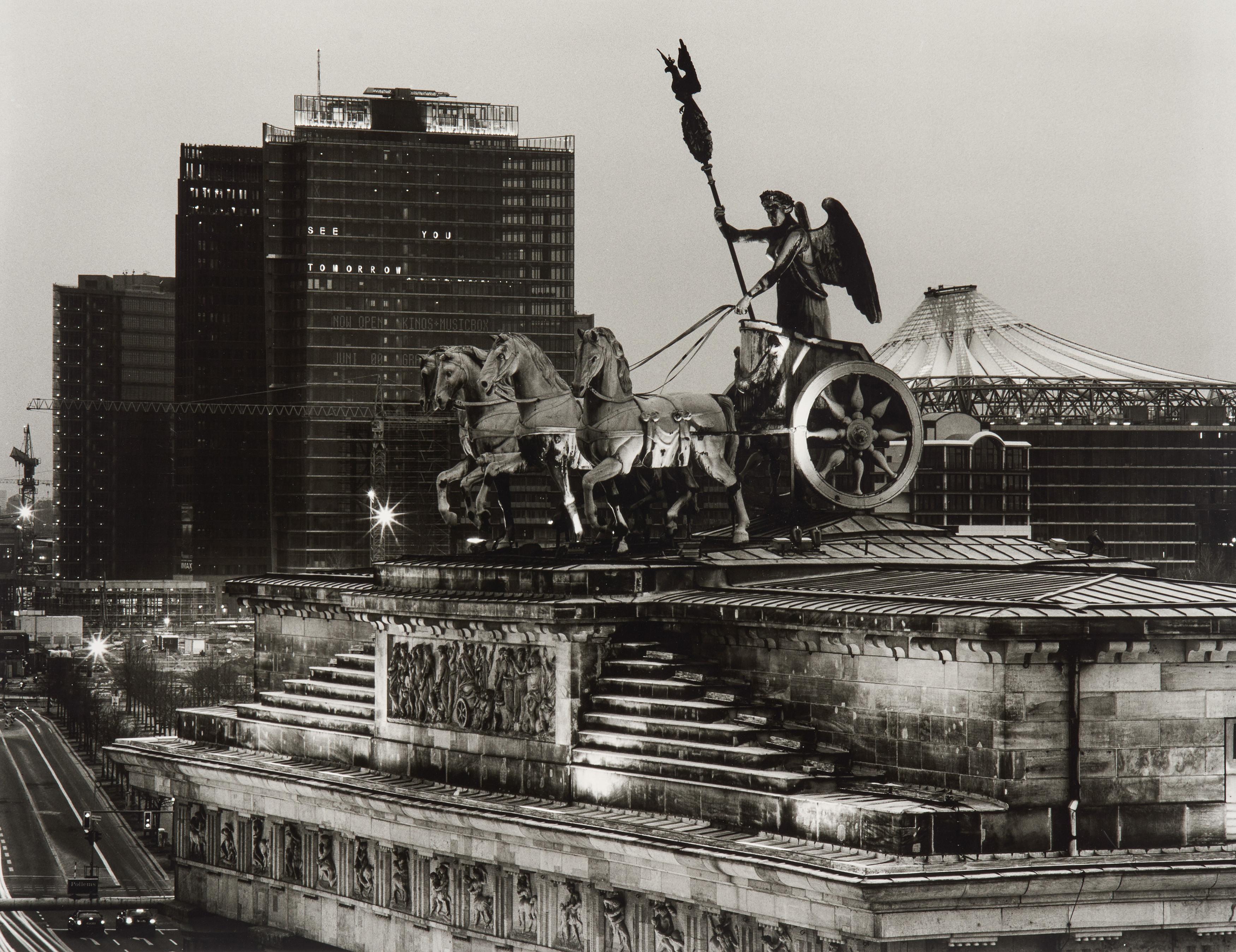 Manfred Hamm - Die Quadriga auf dem Brandenburger Tor, im Hintergrund der Potsdamer Platz.