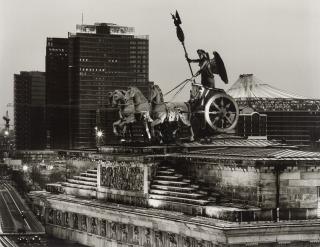 Manfred Hamm - Die Quadriga auf dem Brandenburger Tor, im Hintergrund der Potsdamer Platz.