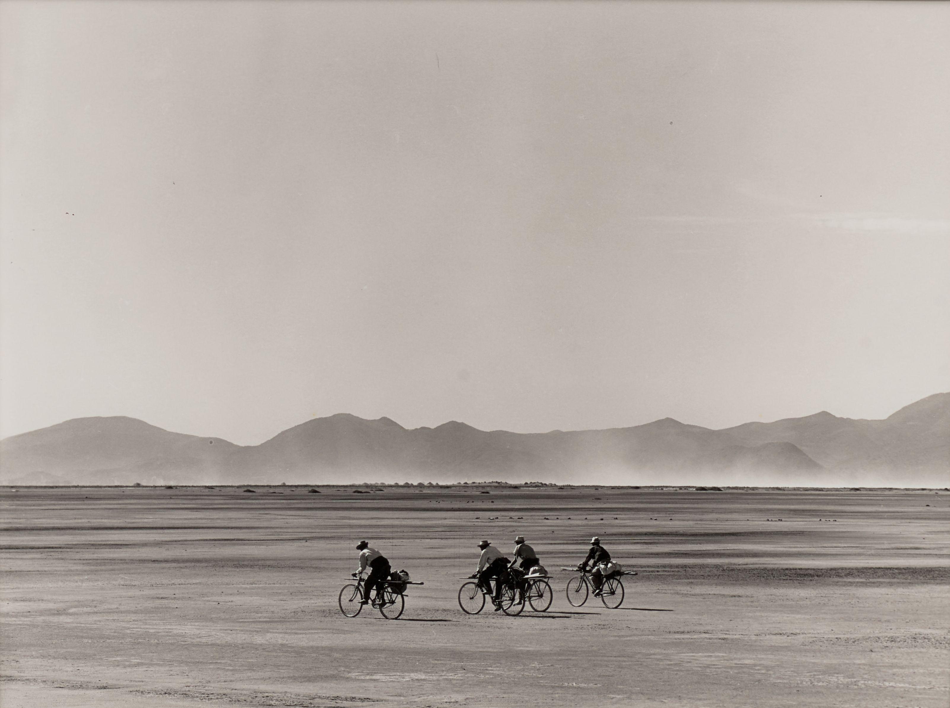 Manuel Alvarez Bravo - Bicicletas en Domingo (Bicycling on Sunday)