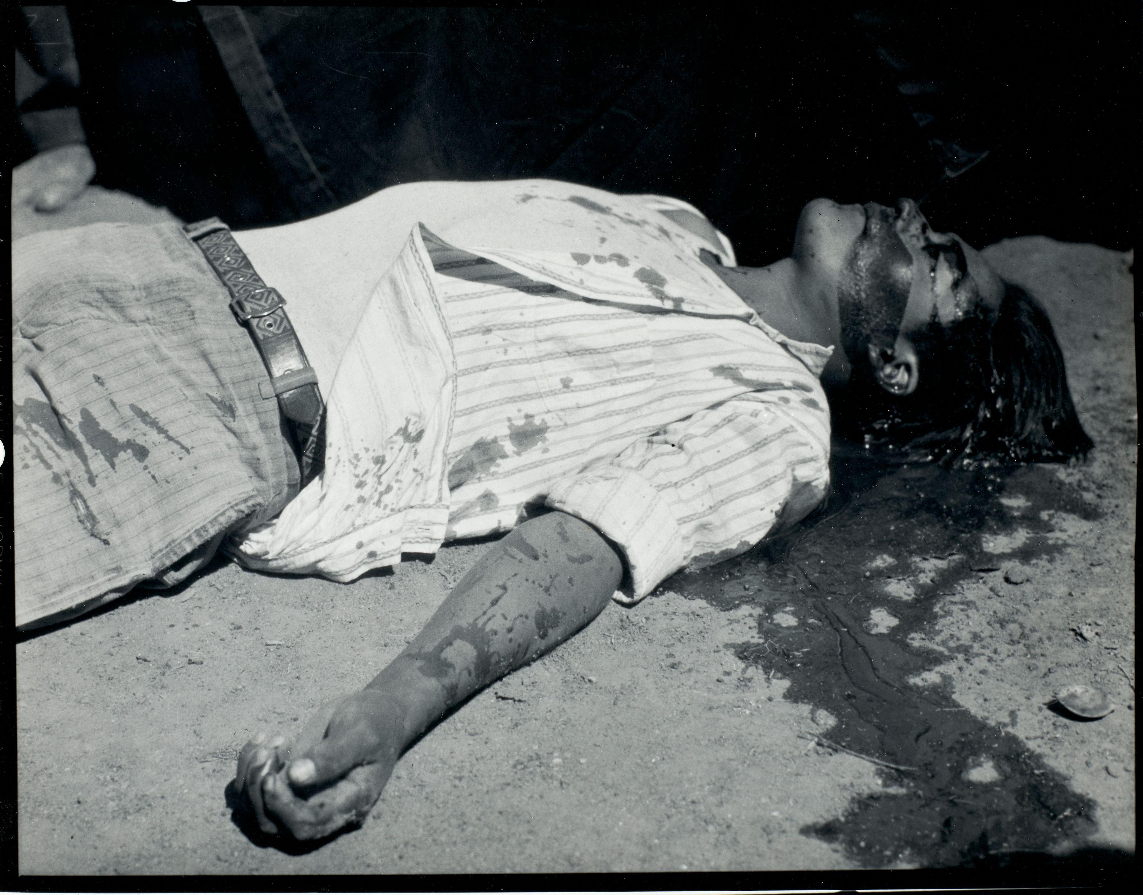 Manuel Alvarez Bravo - \'Obrero en huelga asesinado\' (Striking Worker, Assassinated)