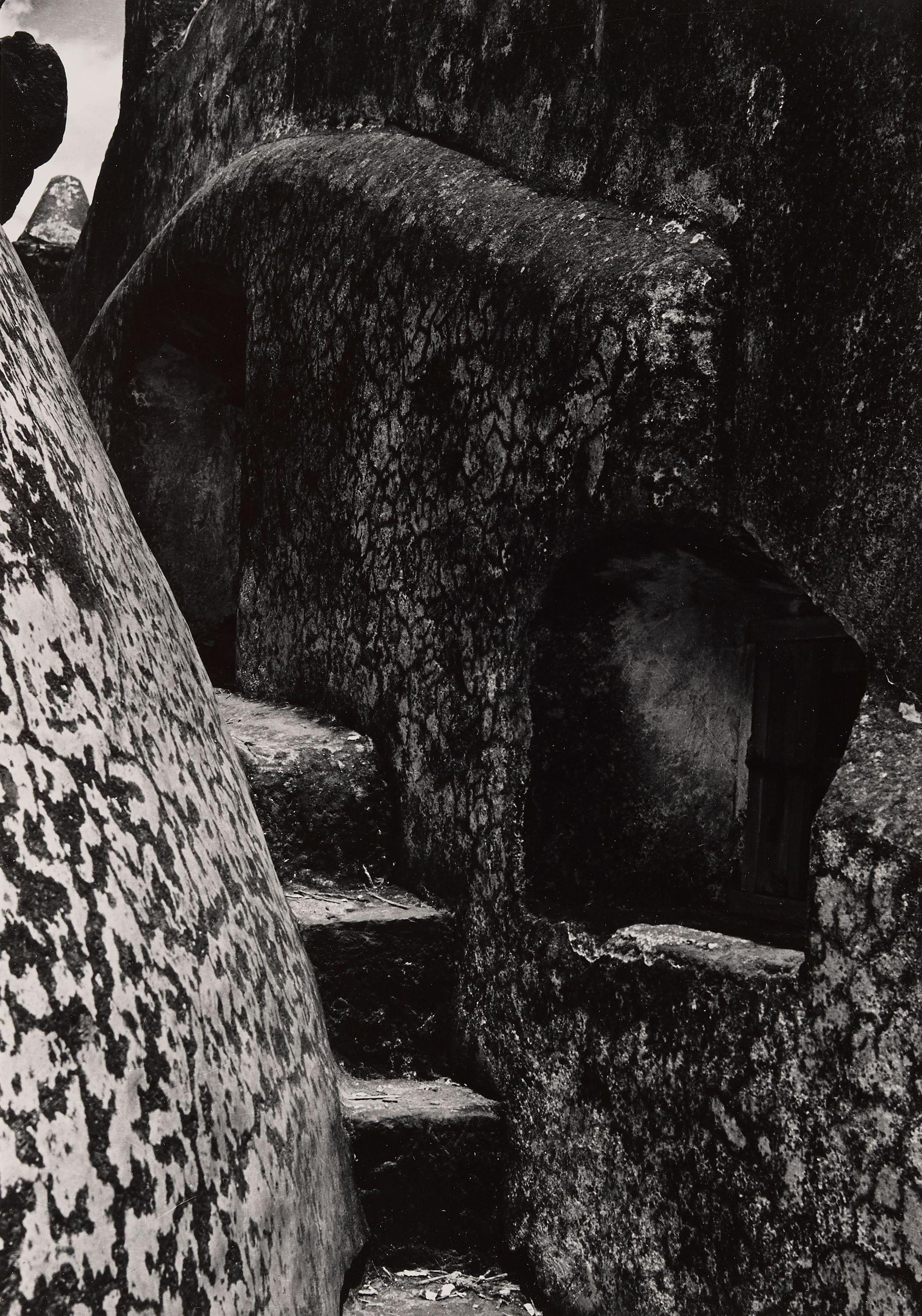 Manuel Alvarez Bravo - Ventana al Coro (Window to the Choir)