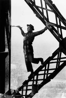 Marc Riboud - Painter on the Eiffel Tower