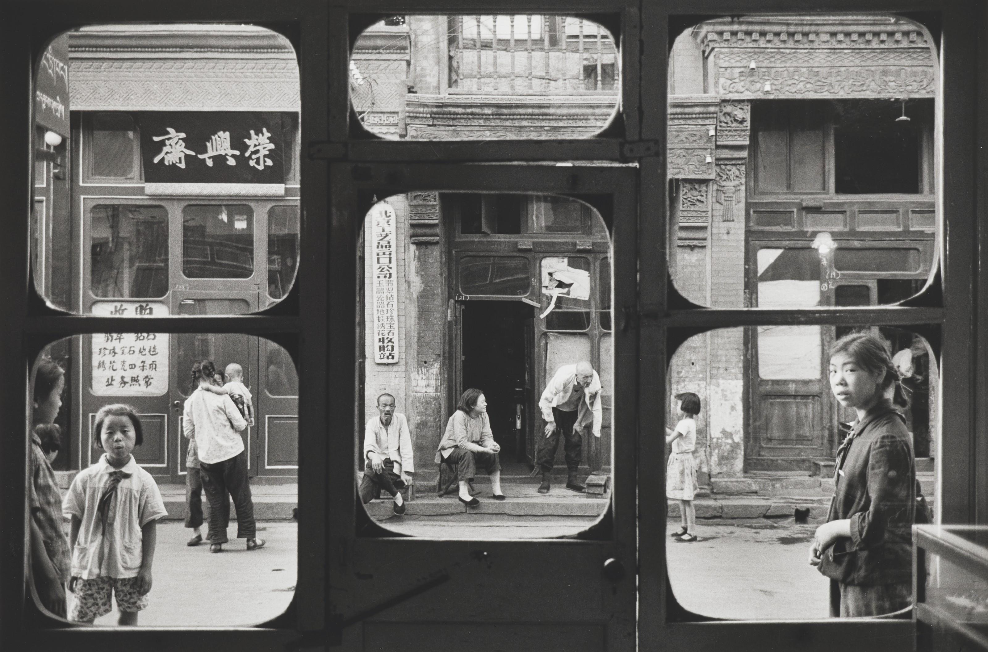 Marc Riboud - Rue des Antiquaires, Pékin 1965