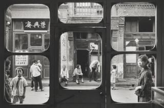 Marc Riboud - Rue des Antiquaires, Pékin 1965