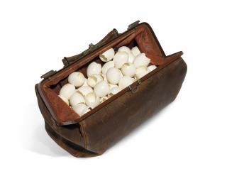 Marcel Broodthaers - Sac en cuir avec oeufs (Leather bag with eggs)