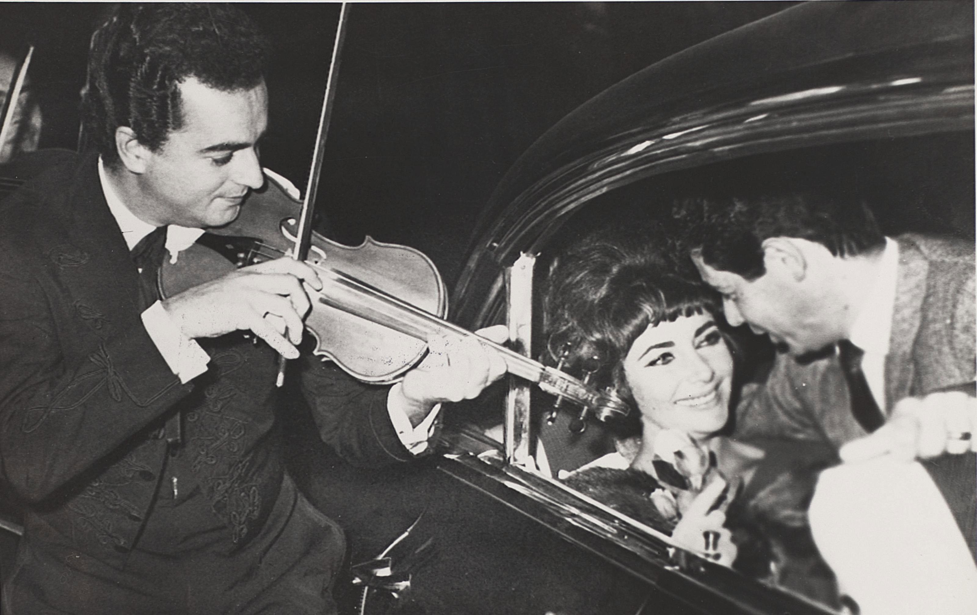 Marcello Geppetti - Elizabeth Taylor has a \'Dolce Vita\' moment, 1964