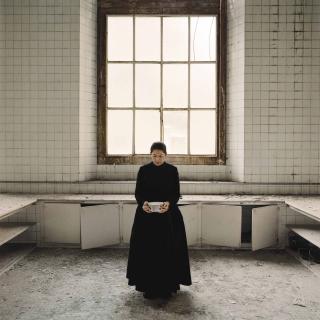 Marina Abramovic - The Kitchen V, Carrying the Milk