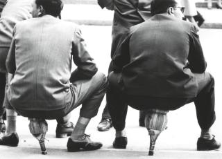 Mario de Biasi - Seduti sui Fiaschi, Milano, 1949