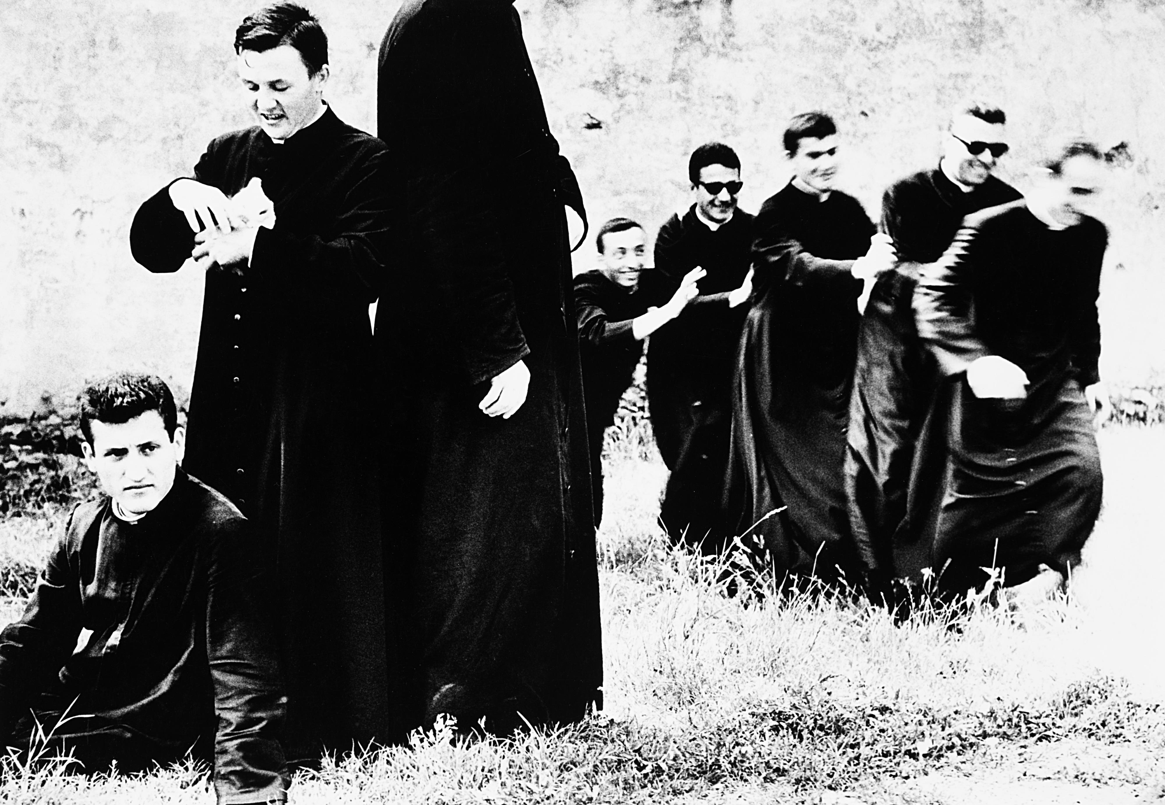 Mario Giacomelli - Io non ho mani che mi accarezzino il volto, dalla serie Pretini 1961-1963