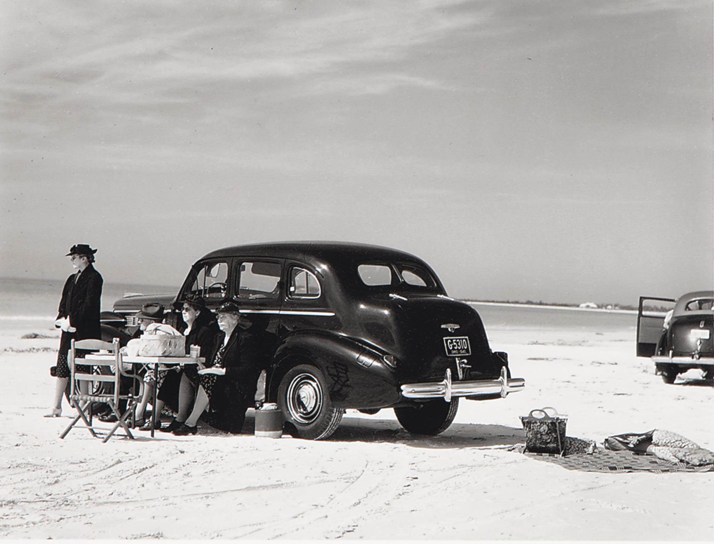 Marion Post Wolcott - Winter tourists picnicking on running board of car, Sarasota, Florida, 1941
