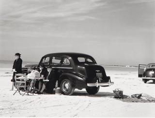 Marion Post Wolcott - Winter tourists picnicking on running board of car, Sarasota, Florida, 1941
