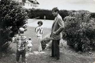 Mark Shaw - John F. Kennedy, Jackie, and Caroline at the Kennedy Family\'s Hyannis Port Compound