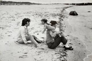 Mark Shaw - John F. Kennedy with Jackie and Caroline, Hyannis Port, Massachusetts