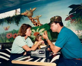 Martin Parr - Bongo Burger Bar, Windsor Safari Park, Berkshire, 1991, extrait de \'Bored Couples\'