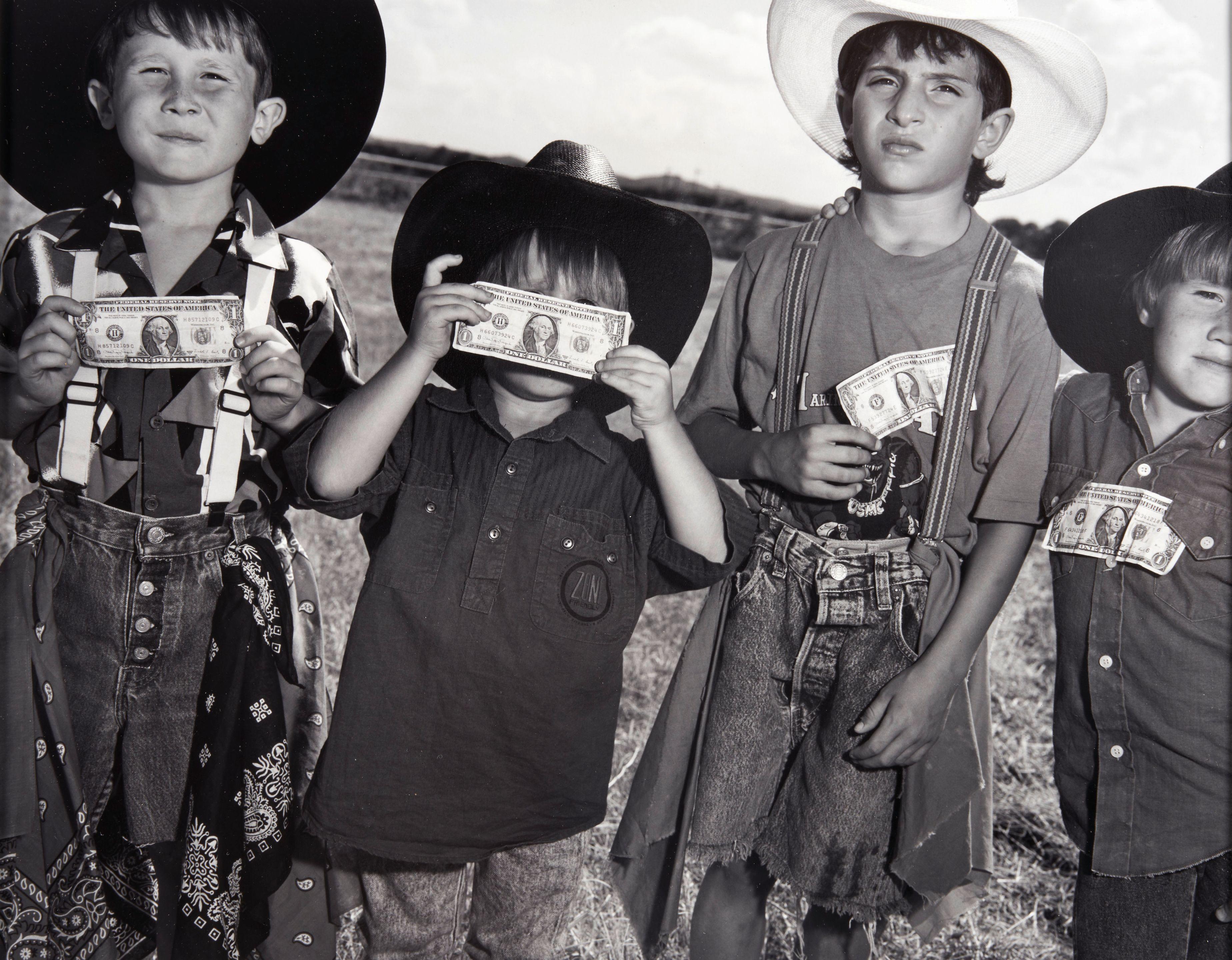Mary Ellen Mark - Boys with Dollars, Boerne, Texas