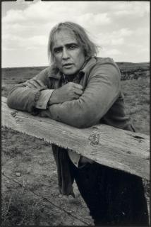 Mary Ellen Mark - Marlon Brando on the set of \'Missouri Breaks\'