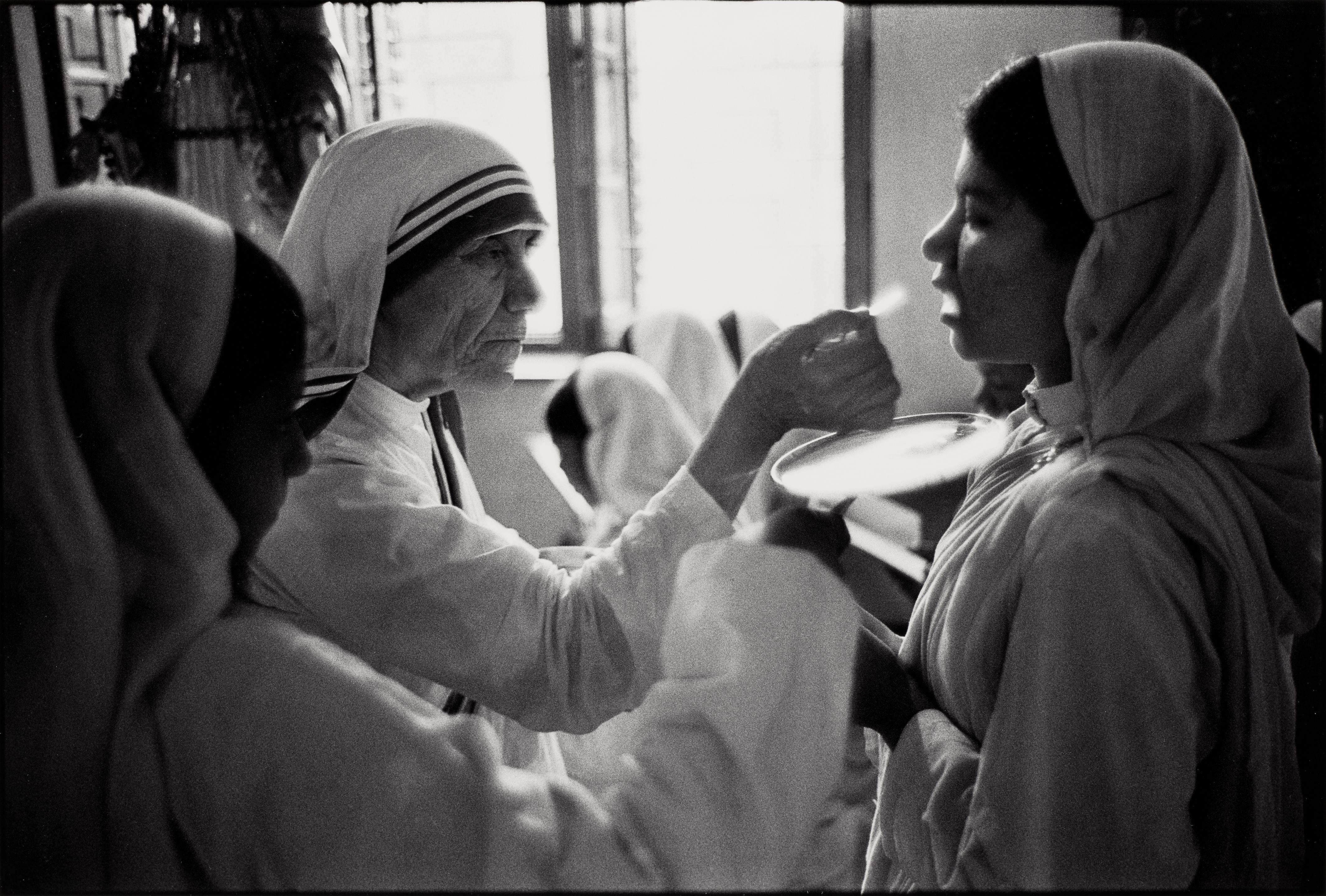 Mary Ellen Mark - Mother Teresa Giving Communion in the Mother House, Calcutta