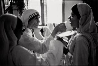 Mary Ellen Mark - Mother Teresa Giving Communion in the Mother House, Calcutta