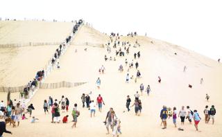 Massimo Vitali - \'Dune Du Pyla\',2010