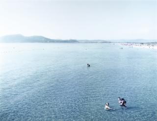 Massimo Vitali - \'Giens Dog\', 2000