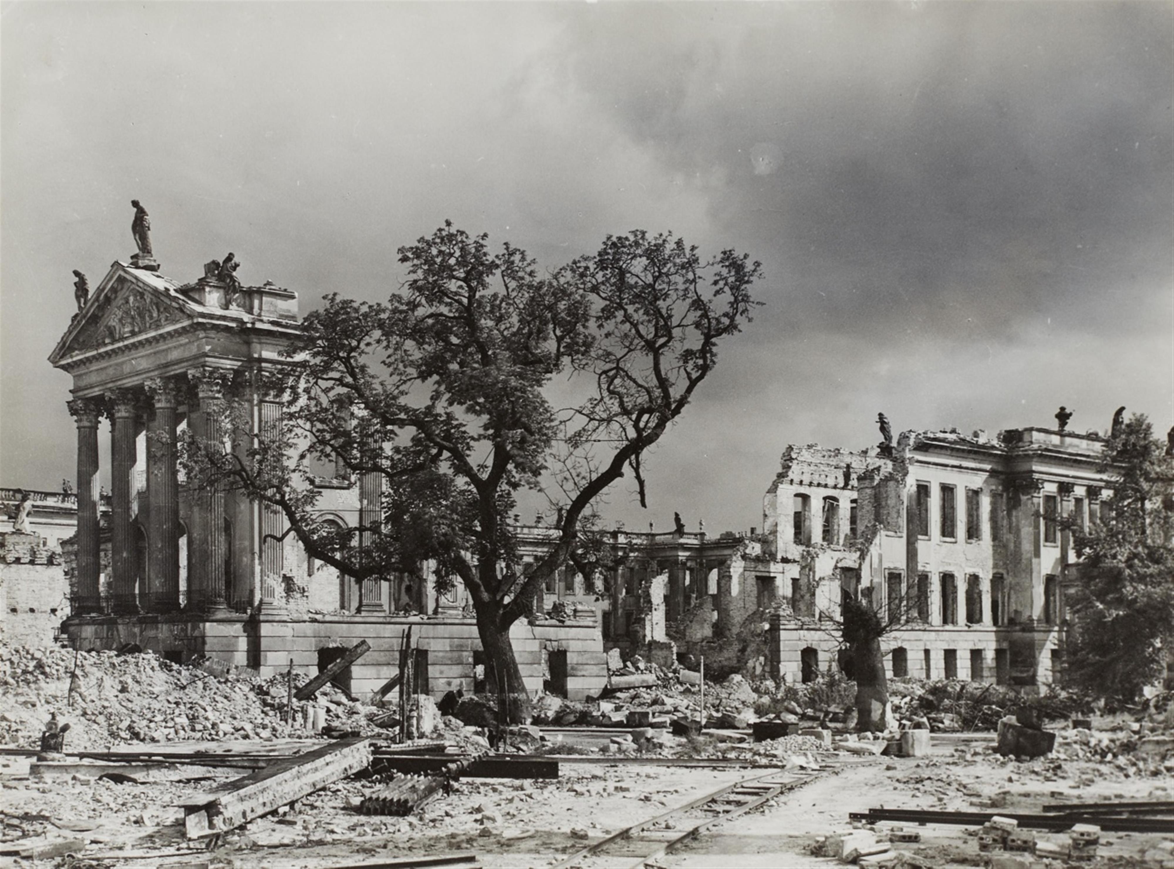 Max Baur - Kriegsruinen am Alten Markt in Potsdam