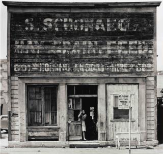 Max Yavno - Girl in Doorway, Los Angeles, 1940s
