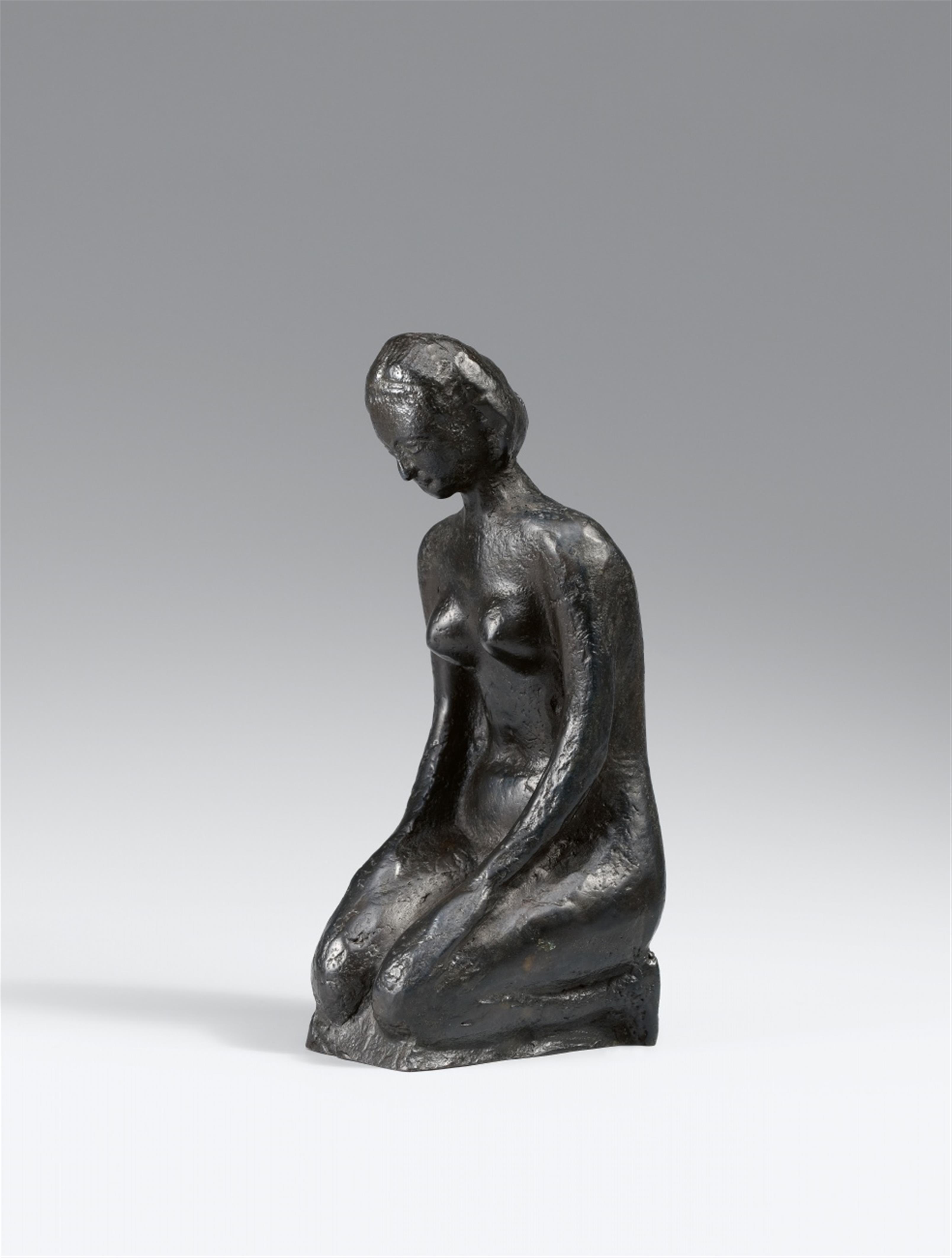 Moissey Kogan - Kniender Frauenakt mit beiden Händen auf den Beinen