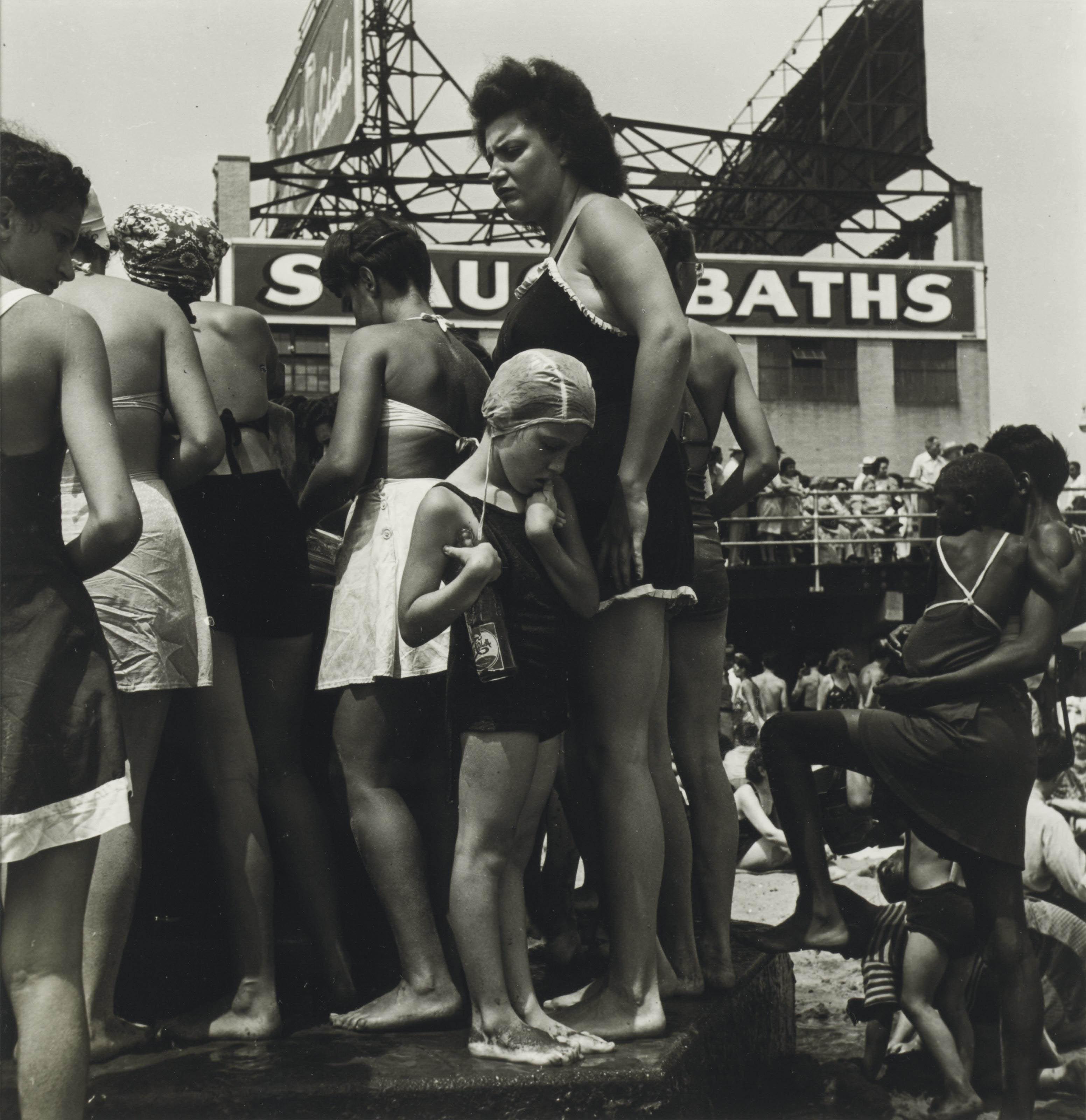 Morris Engel - Coney Island Fountain, 1937