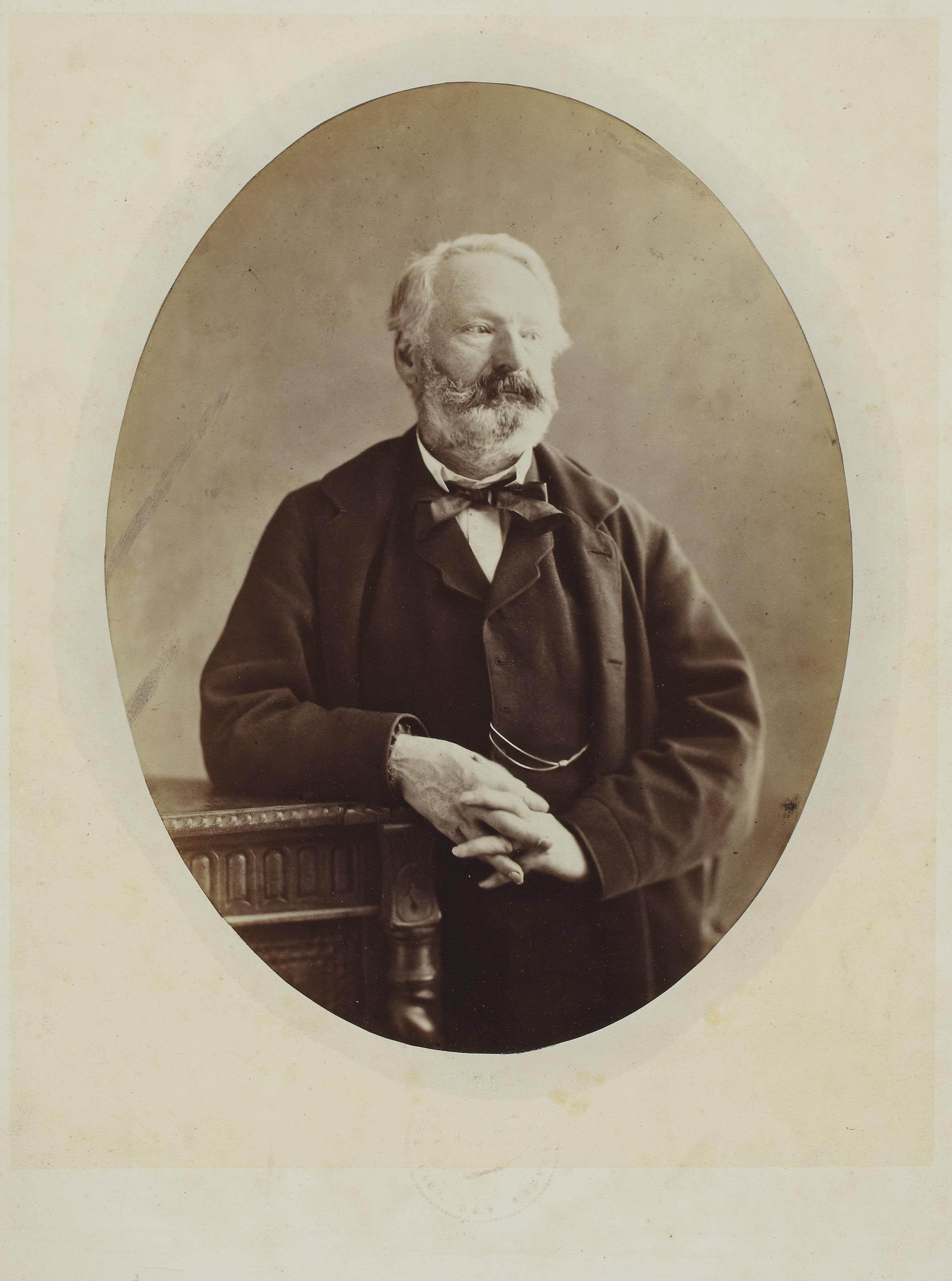 Nadar - Victor Hugo les mains croisées accoudé sur une table, 1862