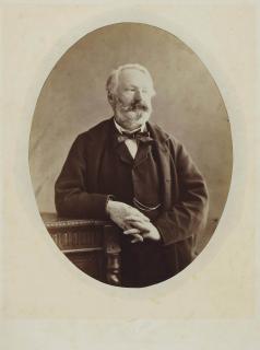 Nadar - Victor Hugo les mains croisées accoudé sur une table, 1862