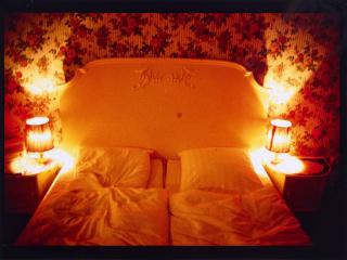 Nan Goldin - Honeymoon suite, Nuremberger Eck, Berlin, 1994.