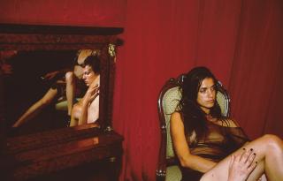 Nan Goldin - Joana with Valerie and Reine in the Mirror, L\'Hotel des Beaux Arts, Paris, 1999