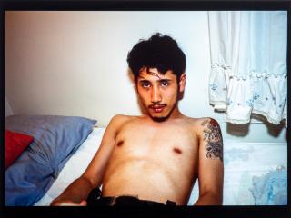 Nan Goldin - Kee au lit / Kee in Bed, East Hampton, N.Y., 1988
