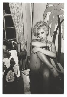 Nan Goldin - Naomi under the palm tree, Boston