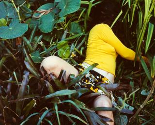 Naomi Fisher - Ohne Titel (Yellow Shirt).