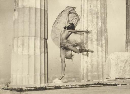 Nelly - Athènes - Nicolsca dansant dans le Parthénon, 1929