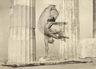 Nelly - Athènes - Nicolsca dansant dans le Parthénon, 1929