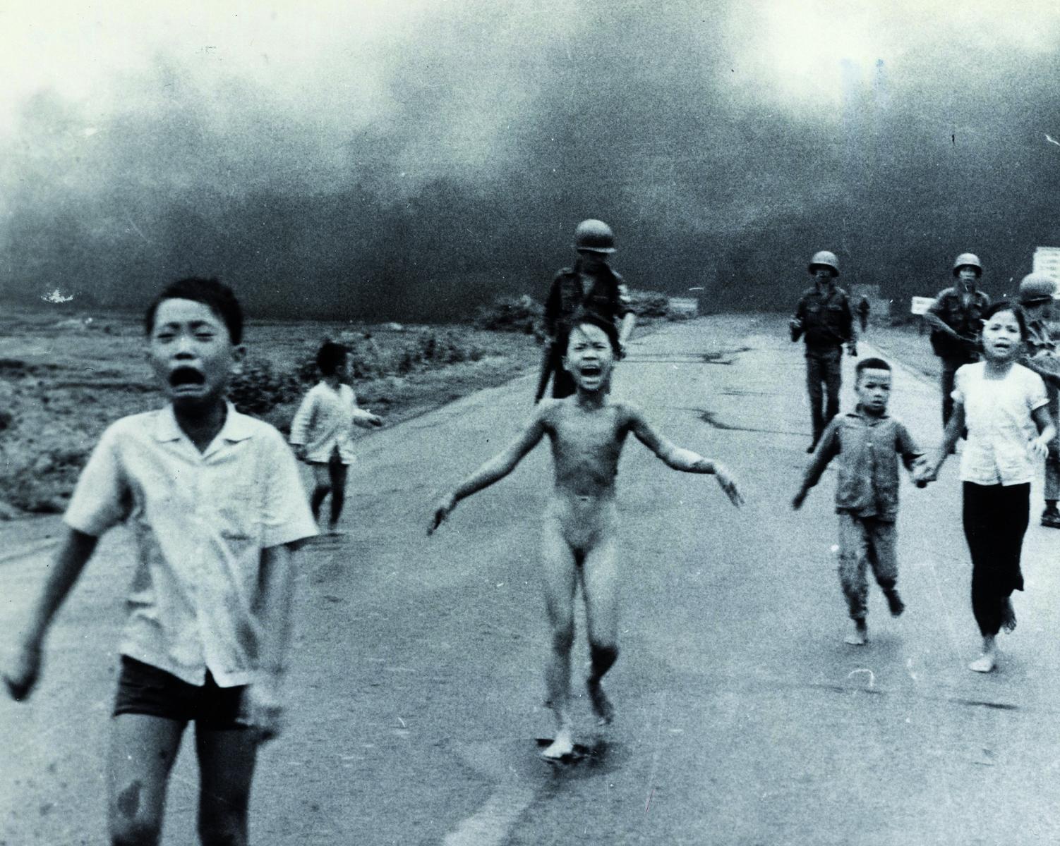 Nick Út - South Vietnam War Napalm Bombing