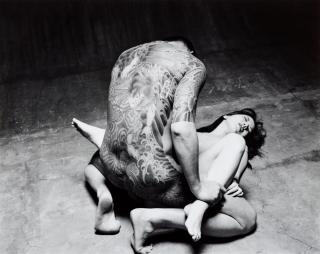 Nobuyoshi Araki - Tattooed fuck (aus der Serie: Tokyo Comedy)