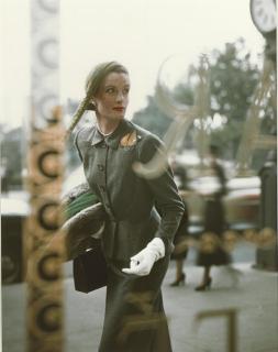 Norman Parkinson - Wenda Parkinson, American Vogue cover, 1949