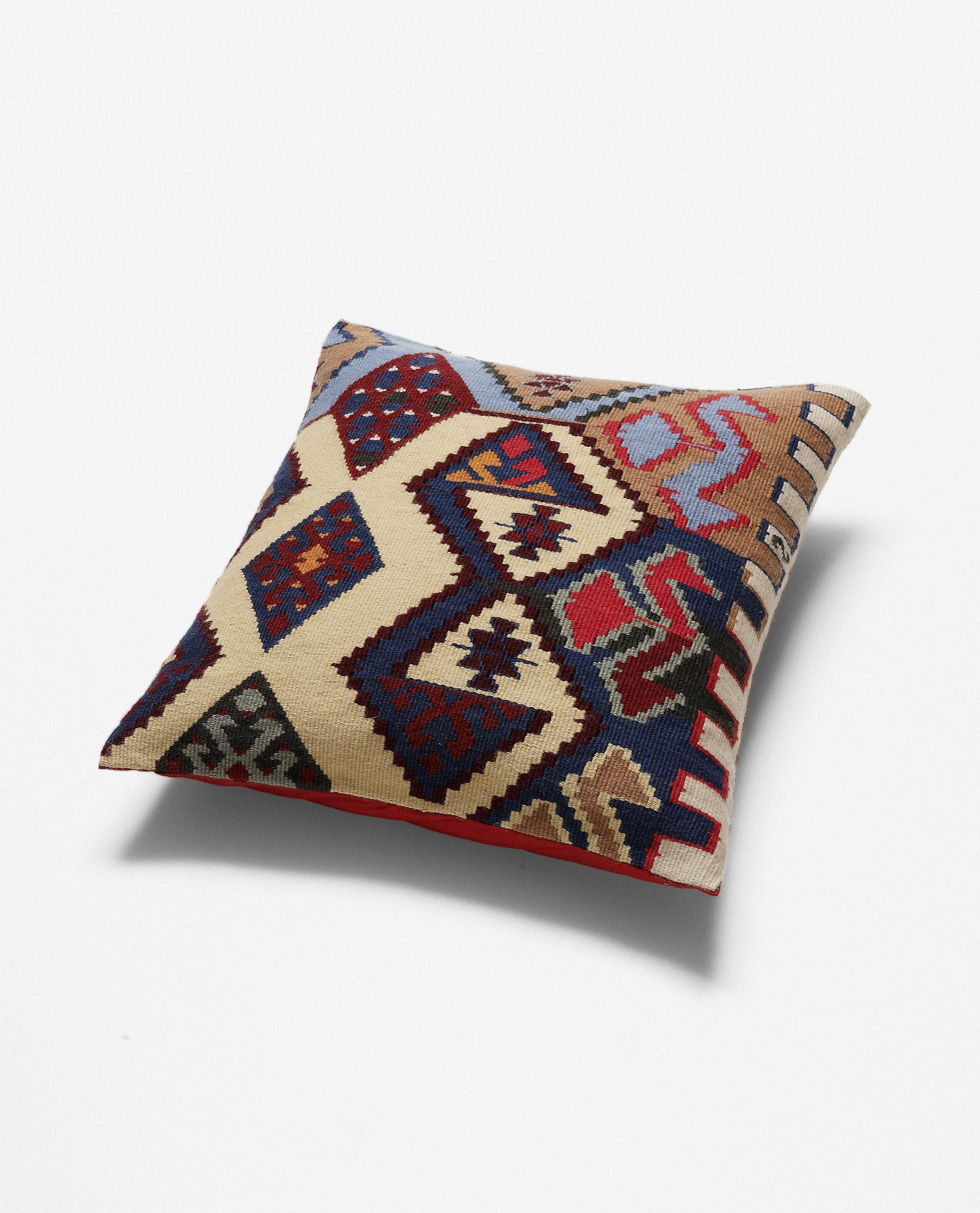 Olaf Nicolai - Georg\'s Pillow (Replica of a pillow from George Lukács sofa in his study at Belgrad Kai, Budapest) (für Parkett 78).