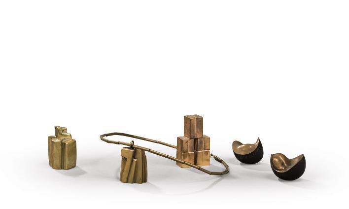 Parvine Curie - Ensemble composé d\'un tour de cou avec deux pendentifs de Parvine Curie (hauteur : 18cm.)(heigh : 7 1/8 in.); une petite sculpture en laiton de François Stahly (5.5 cm.) (2 1/8 in.) et d\'un oeuf en deux parties en bronze de Serrano (4.5 cm.) (1¾ i