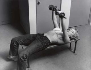 Philippe Halsman - Marilyn Monroe Lifting Barbells, 1950