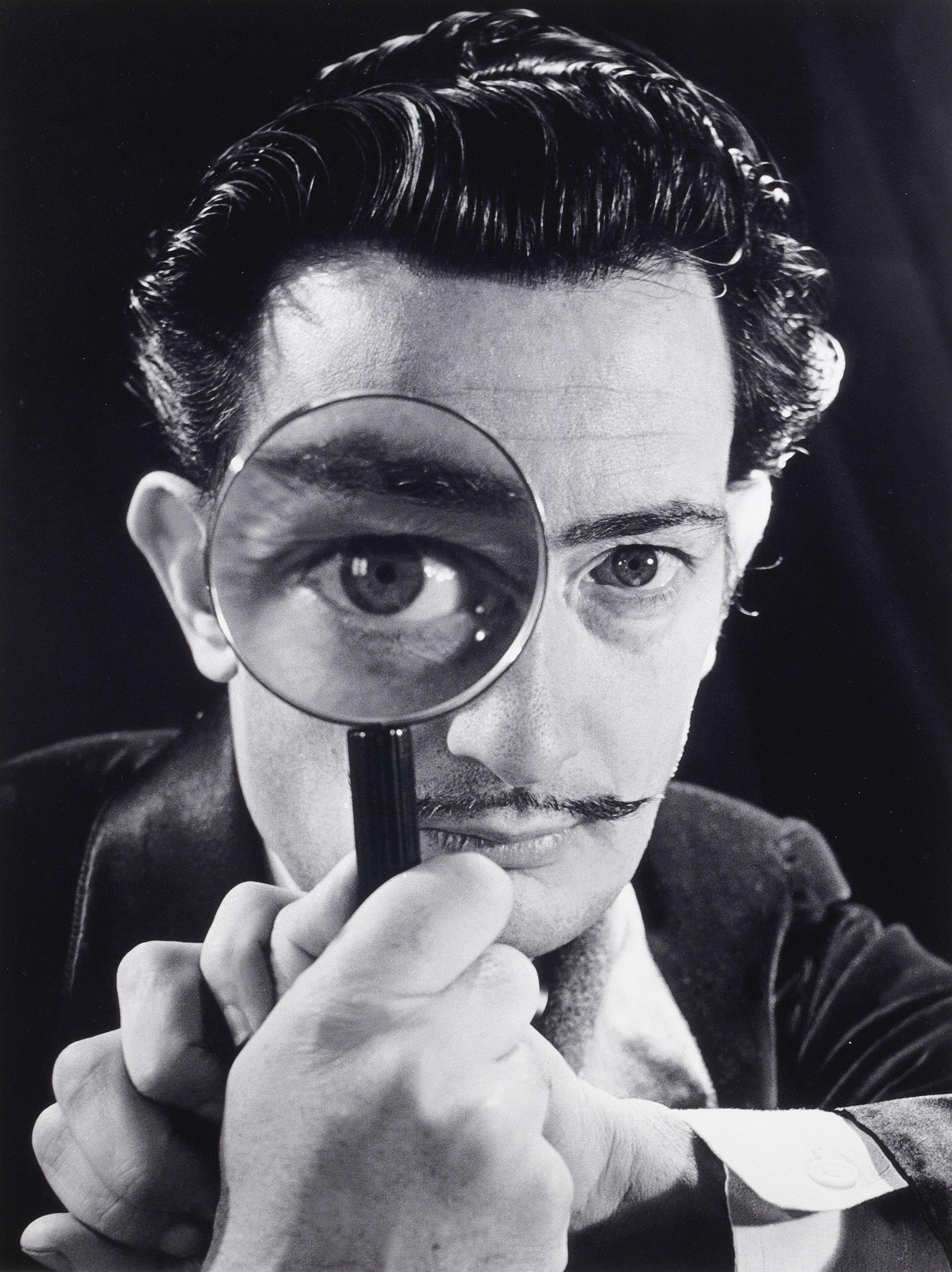 Philippe Halsman - Salvador Dali with magnifying glass