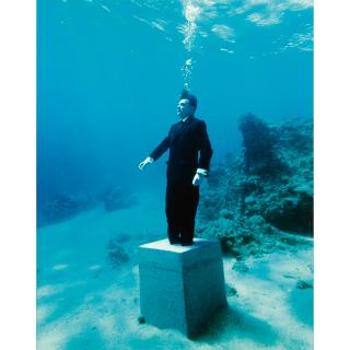 Philippe Ramette - Socle Rationnel (Hommage À La Mafia)