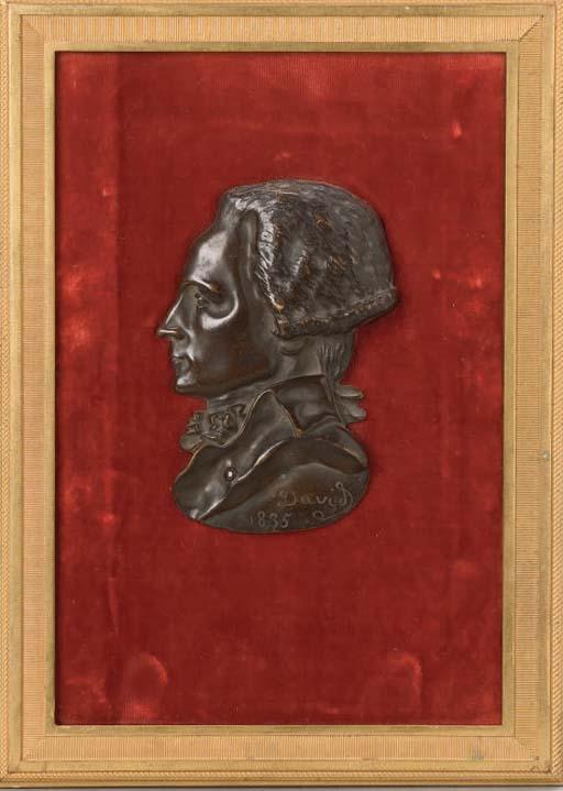Pierre Jean David d\'Angers - Profil gauche de Maximilien de Robespierre bronze à patine noire, signé David/1835 sous l\'épaule tronquée, encadré sur fond de velours rouge